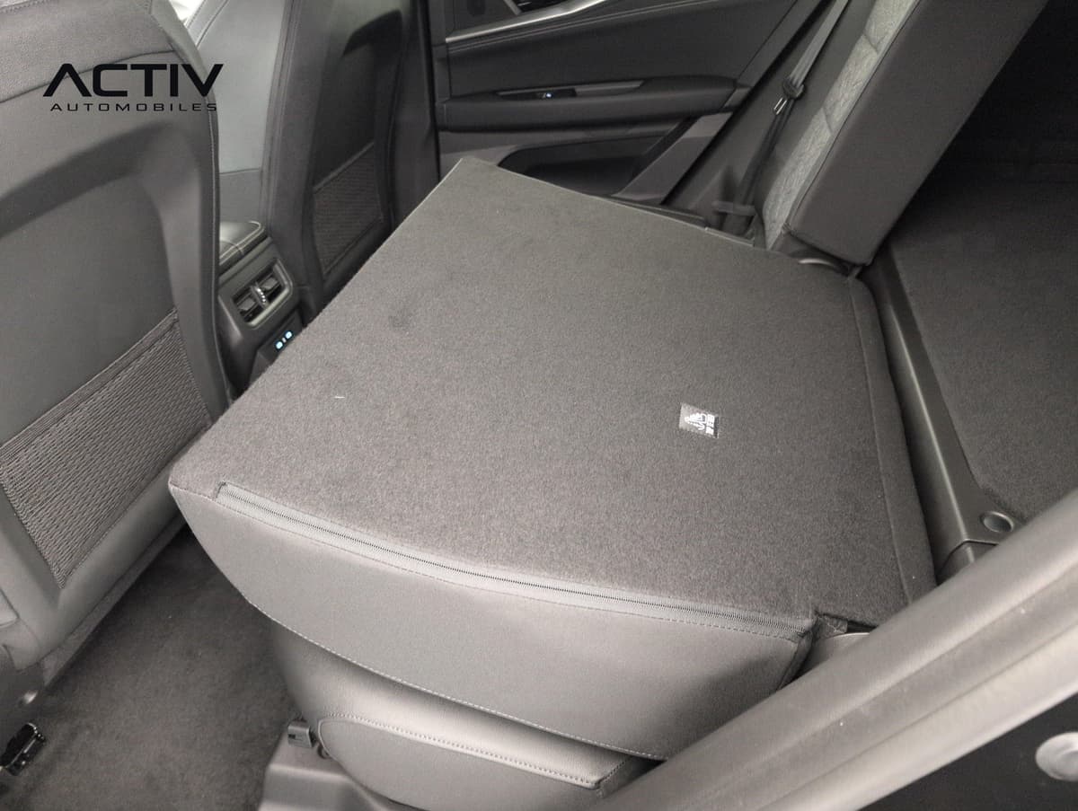 Renault Austral : banquette arrière avec assise relevée et dossier rabattu vers le coffre