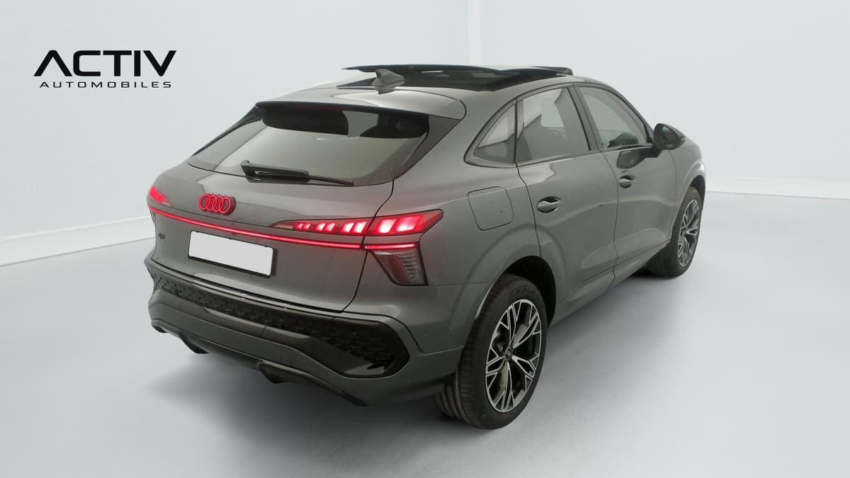 Audi Q3 Sportback Hybride : arrière trois quarts droit gris avec feux à LED allumés et jantes bicolores