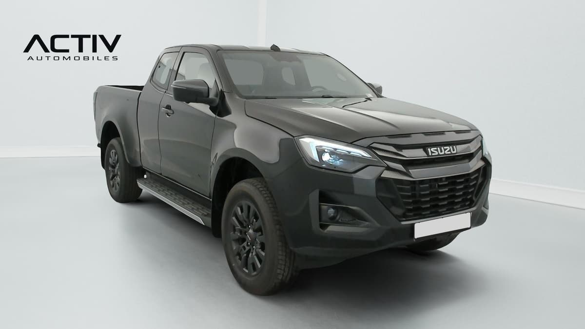 Isuzu D-MAX : pick-up noir vu de l'avant côté droit avec jantes alliage noires et marchepieds