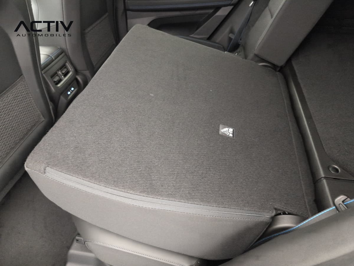 Renault Austral : dossier de banquette arrière rabattu formant un plancher plat en tissu gris