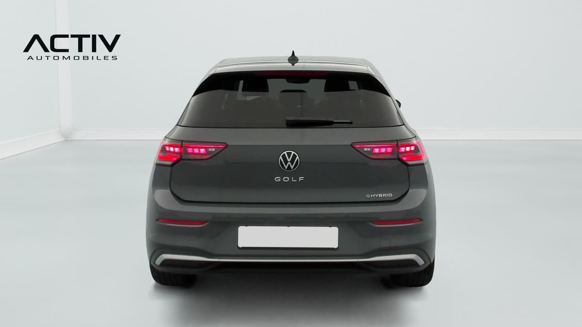 Volkswagen Golf : face arrière grise avec feux à LED allumés et essuie-glace arrière