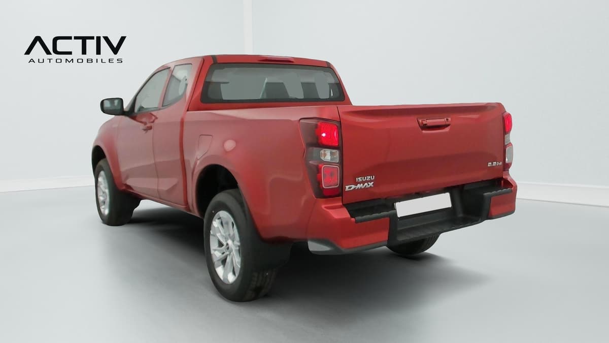 Isuzu D-MAX : arrière trois quarts gauche du pick-up avec hayon fermé et jante alliage
