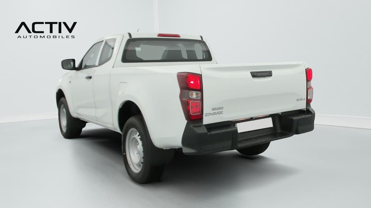 Isuzu D-MAX : pick-up blanc vu de l'arrière trois quarts gauche, hayon fermé et pare-chocs noir