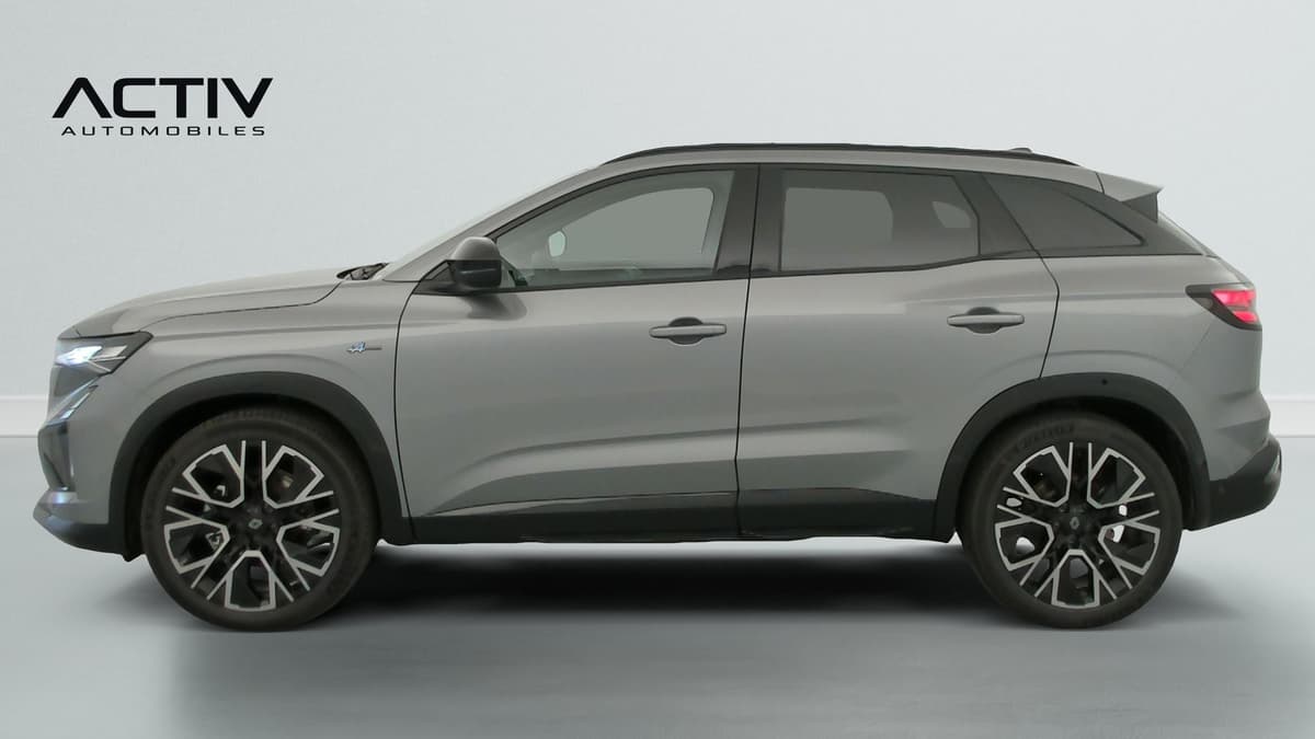 Renault Austral : profil gauche du SUV gris avec grandes jantes bicolores et toit noir