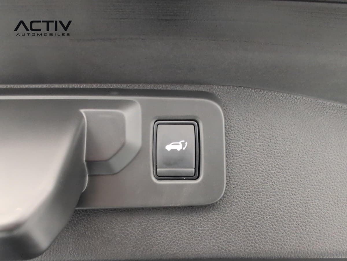 Renault Austral : bouton de commande du hayon sur la garniture intérieure du coffre