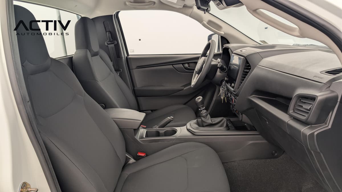 Isuzu D-MAX : habitacle avant avec sièges en tissu noir, levier de vitesses manuel et écran