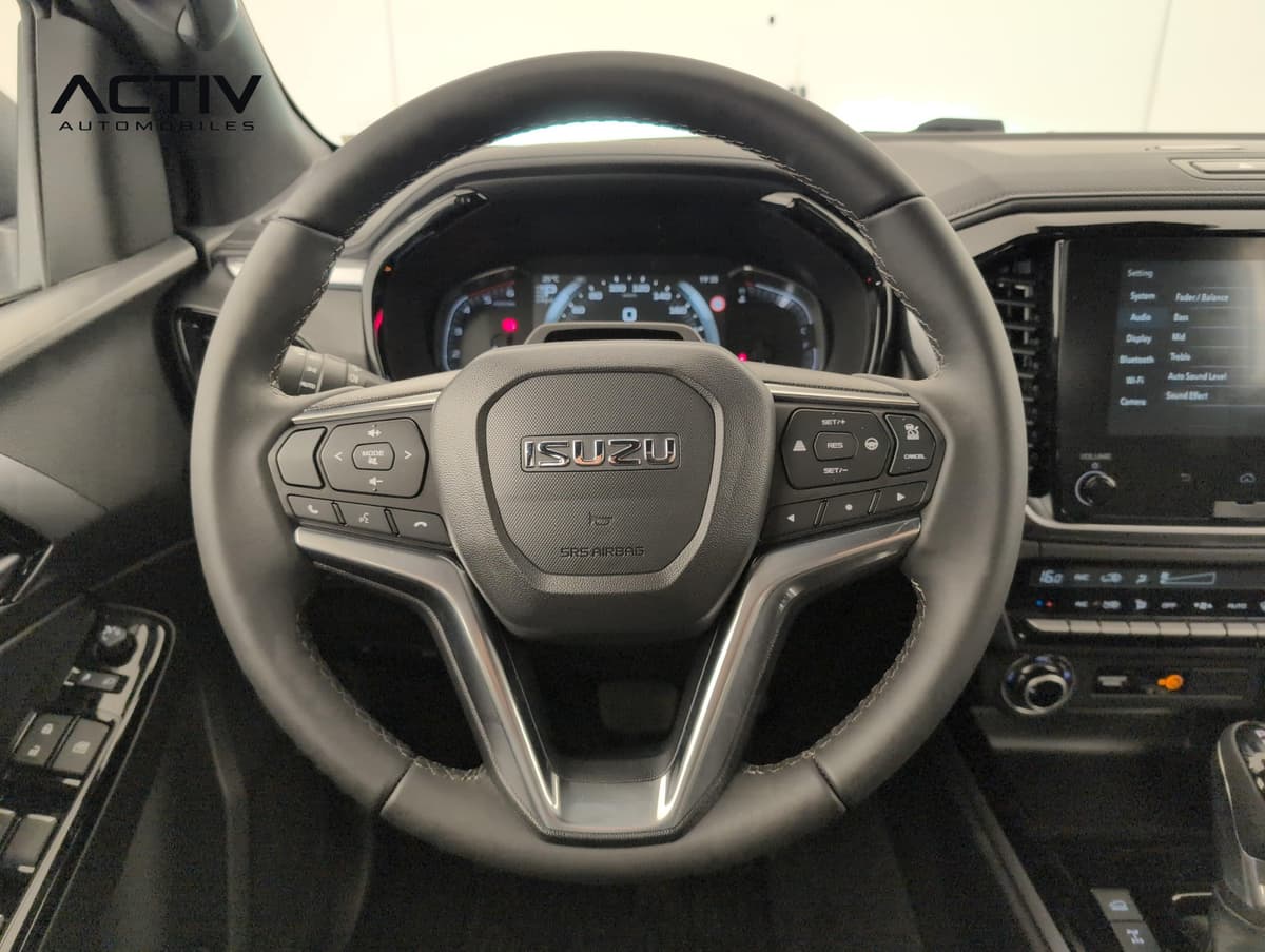 Isuzu D-MAX : volant gainé de cuir noir avec commandes intégrées et combiné d'instruments