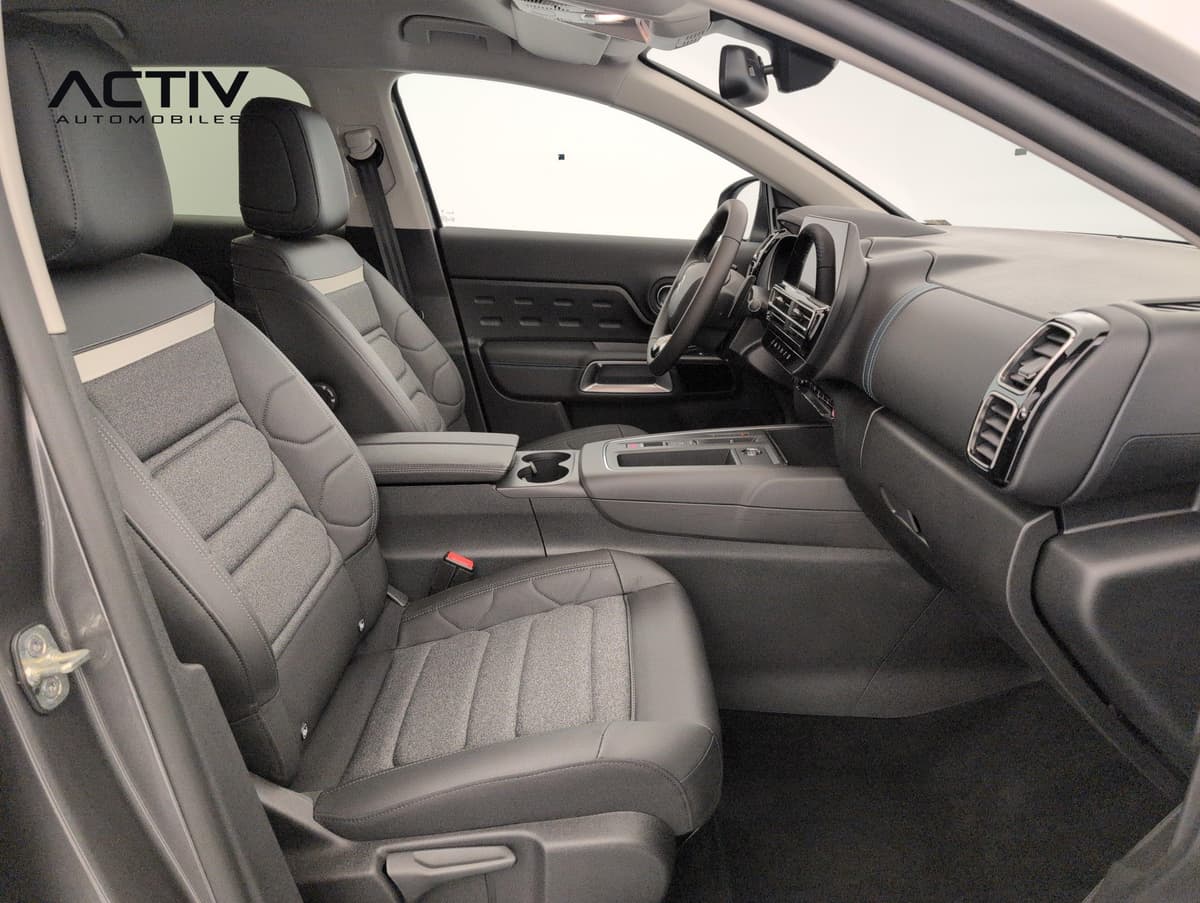 Citroën C5 Aircross : siège passager avant en tissu chiné et simili sombre, vu par la portière ouverte
