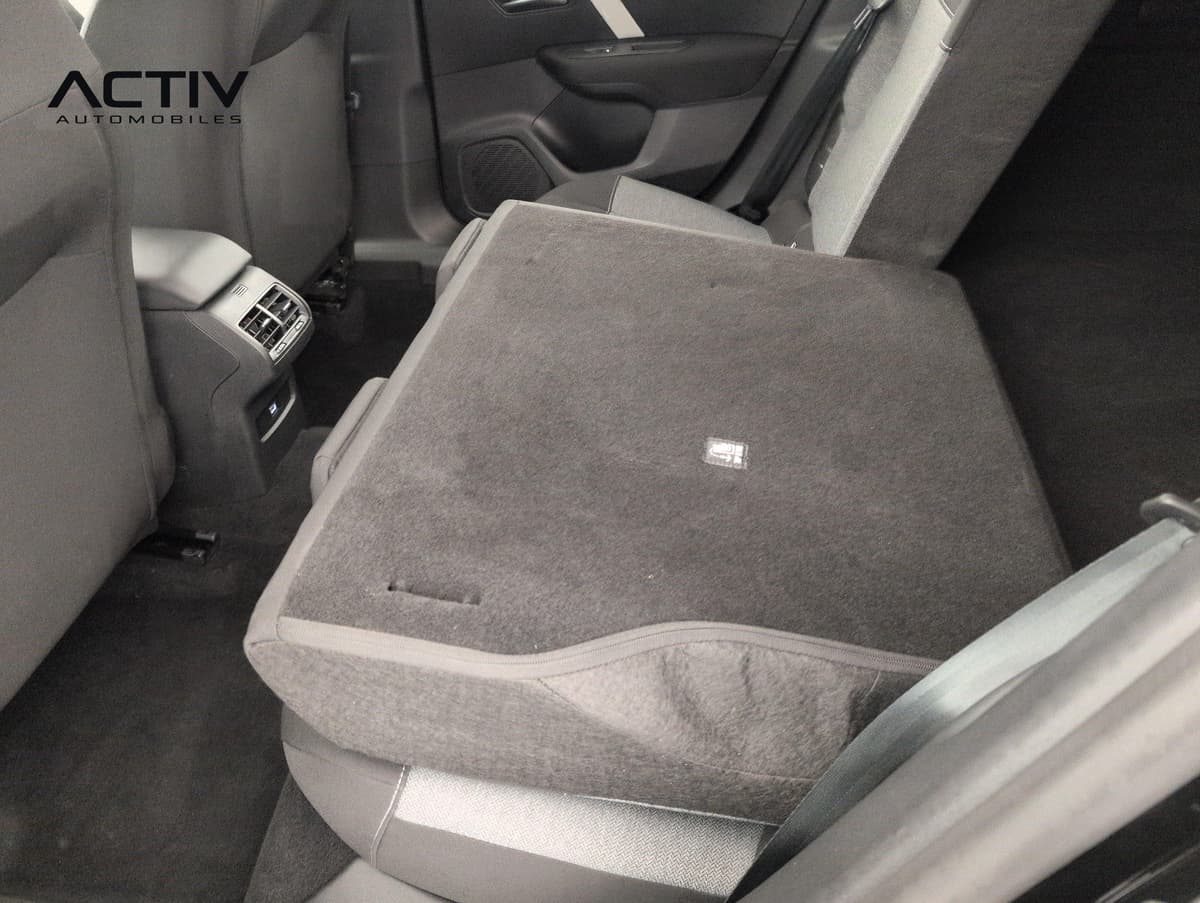 Citroën C4 : banquette arrière avec assise relevée et aérateurs à l'arrière de la console