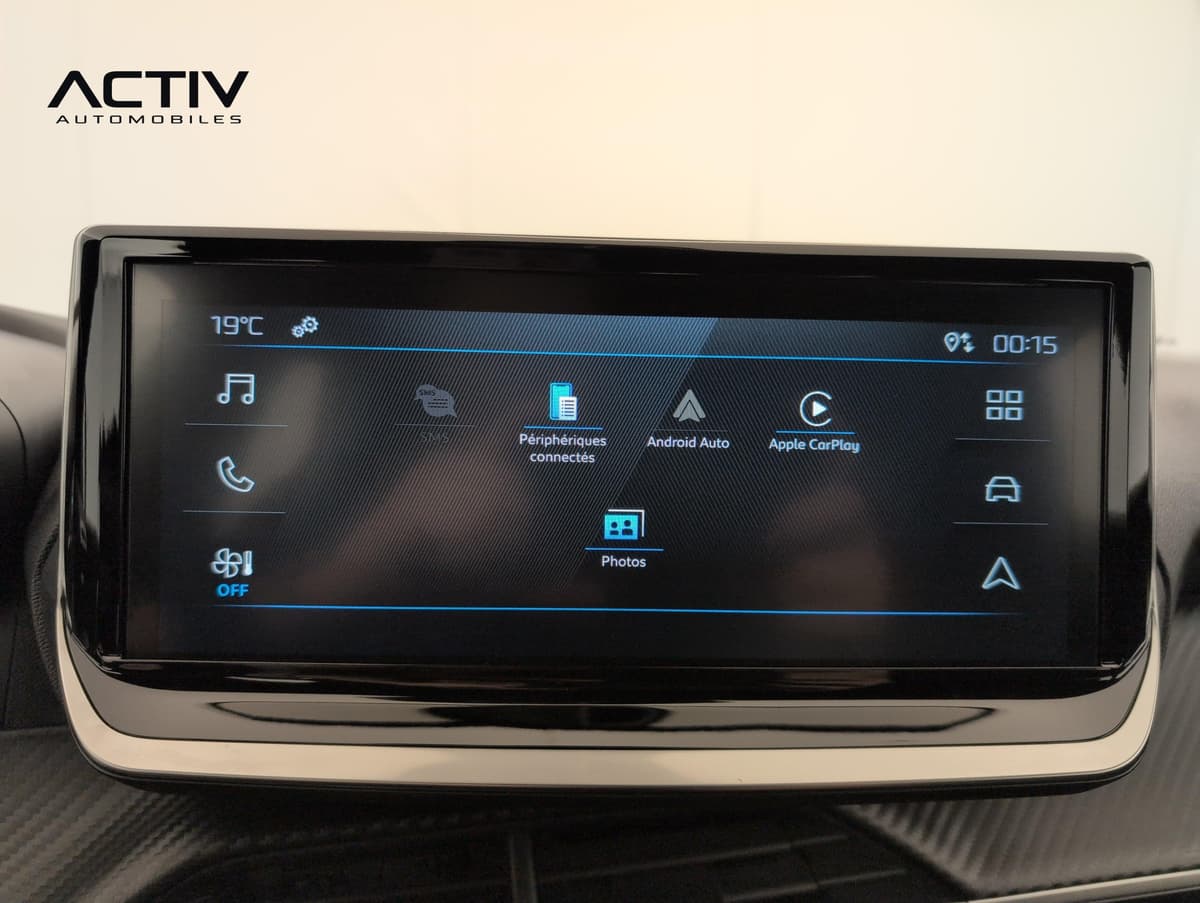 Peugeot 2008 : écran tactile central avec menu Android Auto et Apple CarPlay