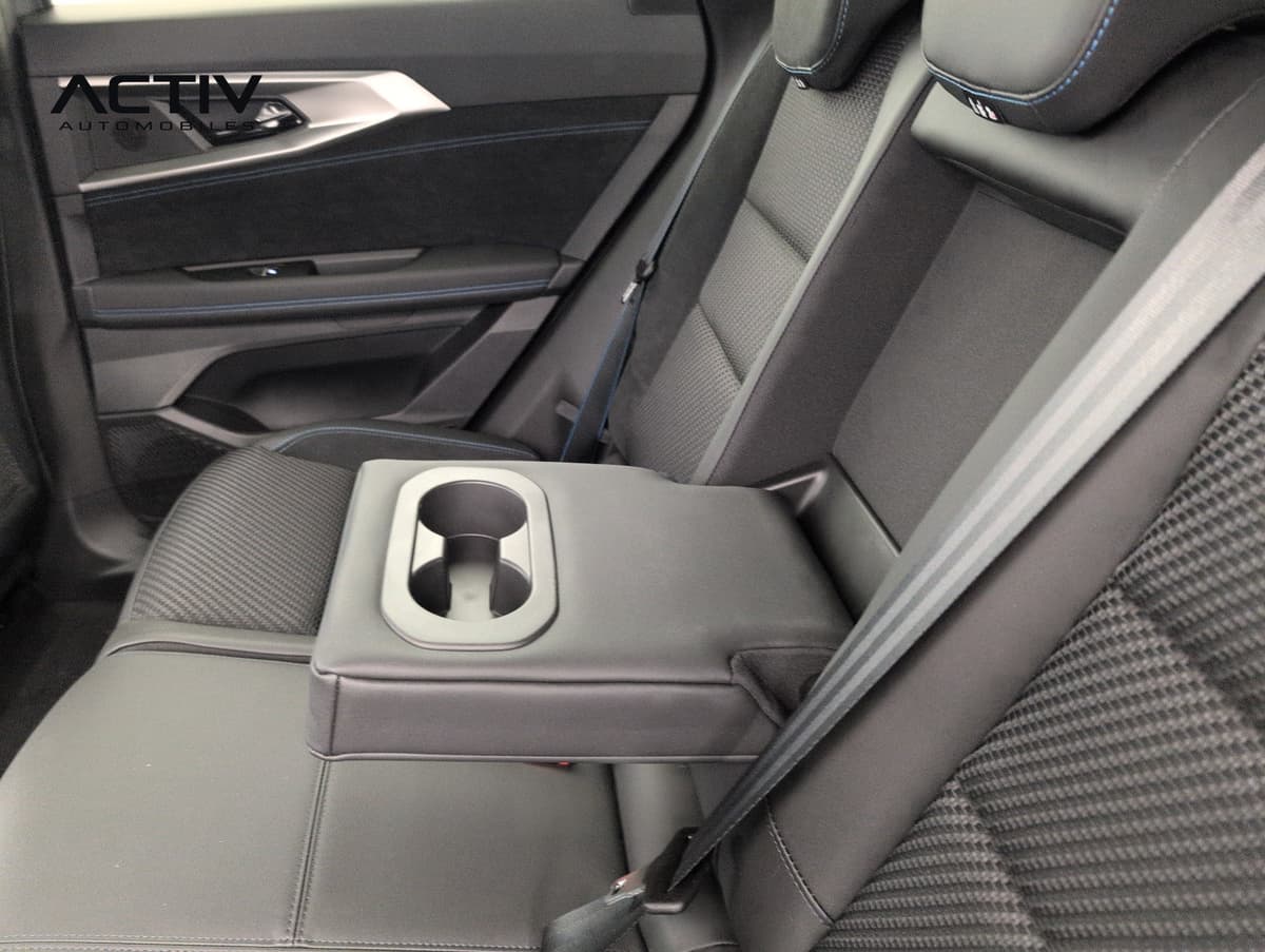 Renault Austral : accoudoir central arrière baissé avec porte-gobelets, vu depuis la banquette