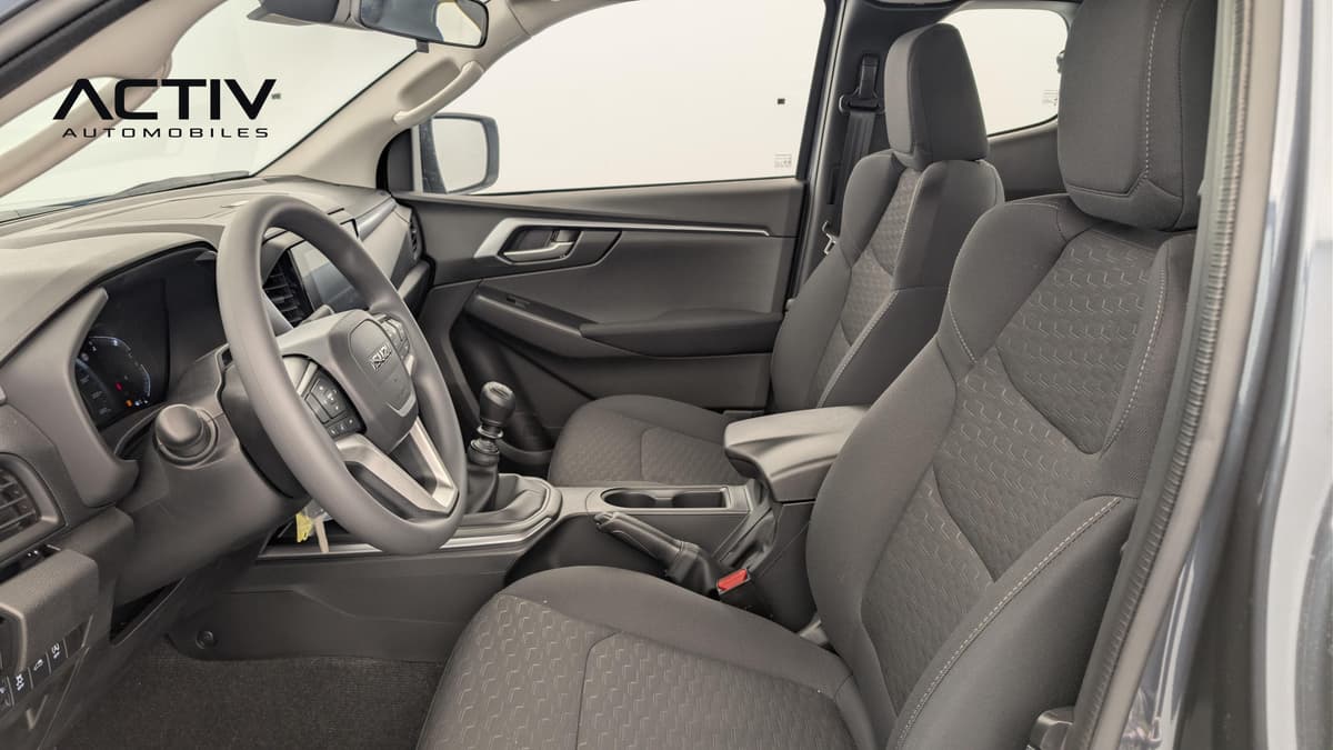 Isuzu D-MAX : habitacle avant côté conducteur avec sièges en tissu et levier manuel
