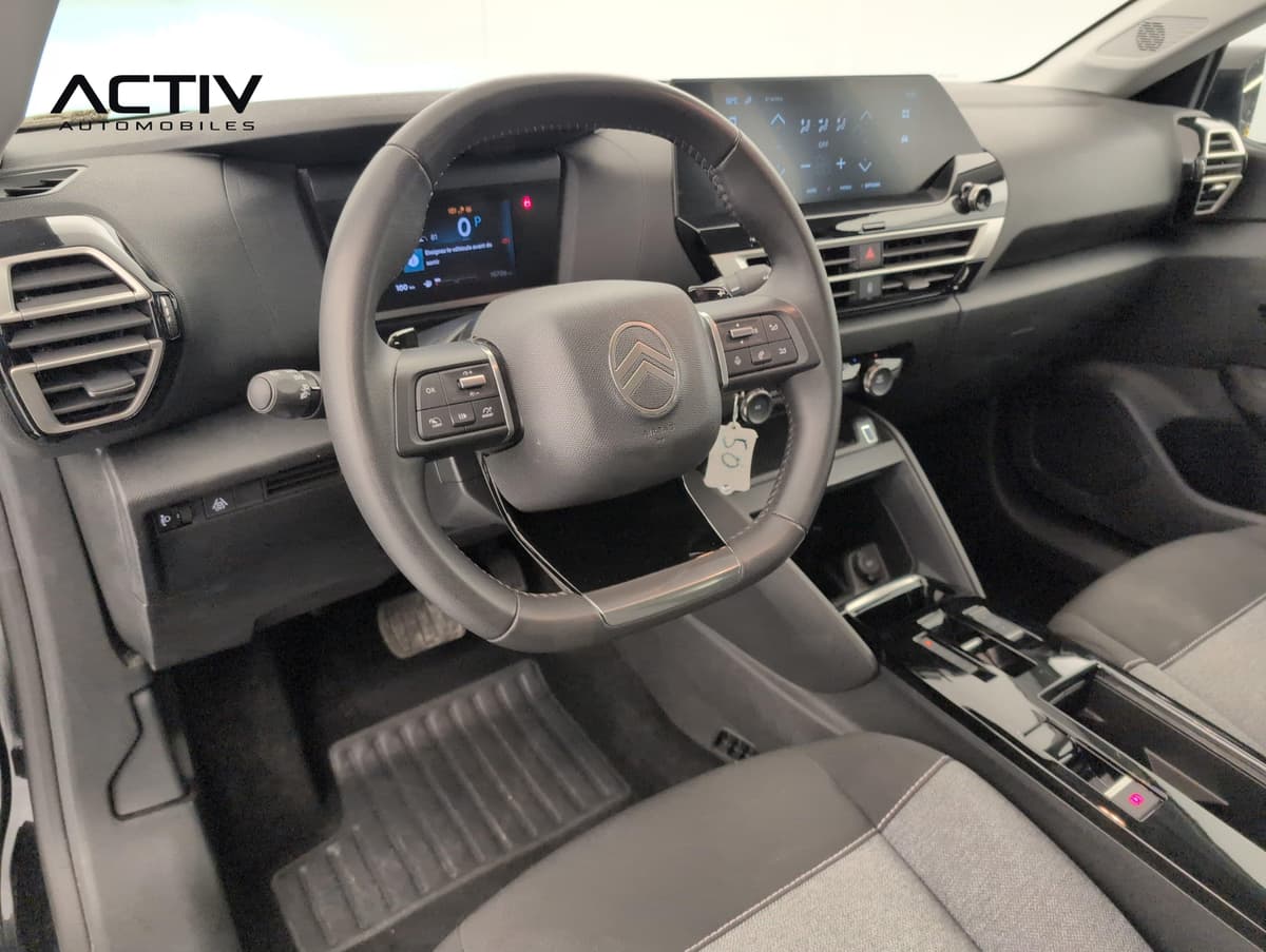 Citroën C4 : habitacle avant côté conducteur avec volant, écran tactile et console centrale
