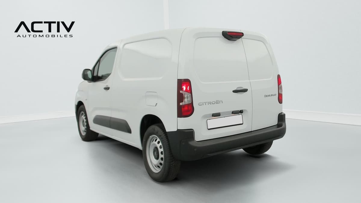 Citroën Berlingo Van : utilitaire blanc vu de l'arrière trois quarts gauche avec portes arrière battantes