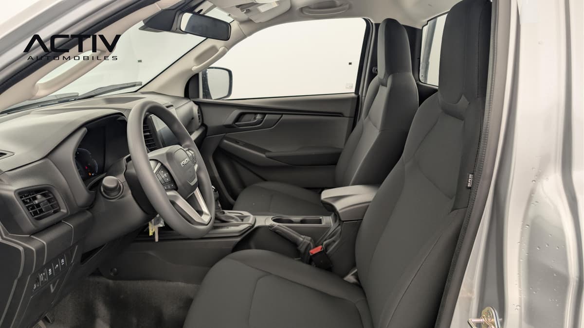 Isuzu D-MAX : habitacle avant côté conducteur avec sièges en tissu sombre et volant