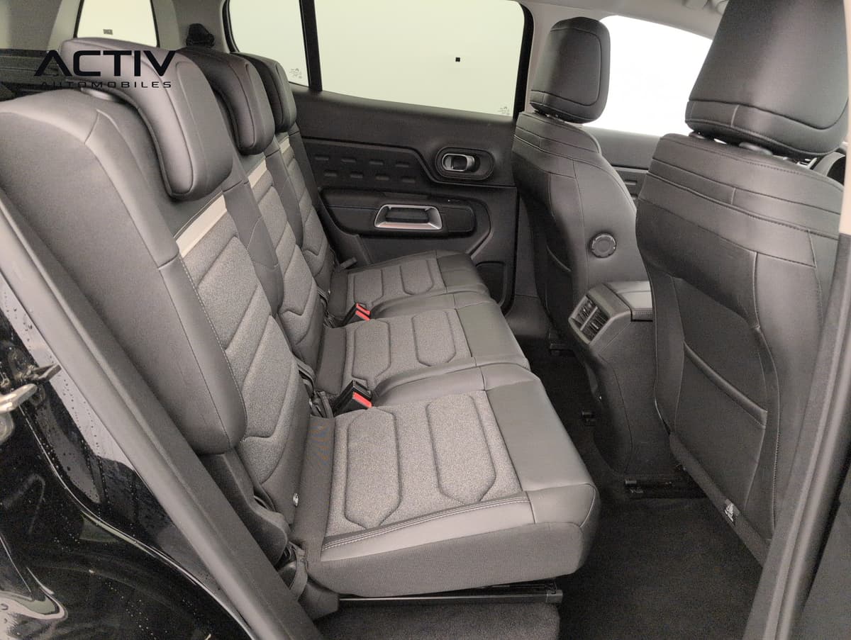 Citroën C5 Aircross : trois sièges arrière indépendants en tissu gris et simili noir, vus par la portière