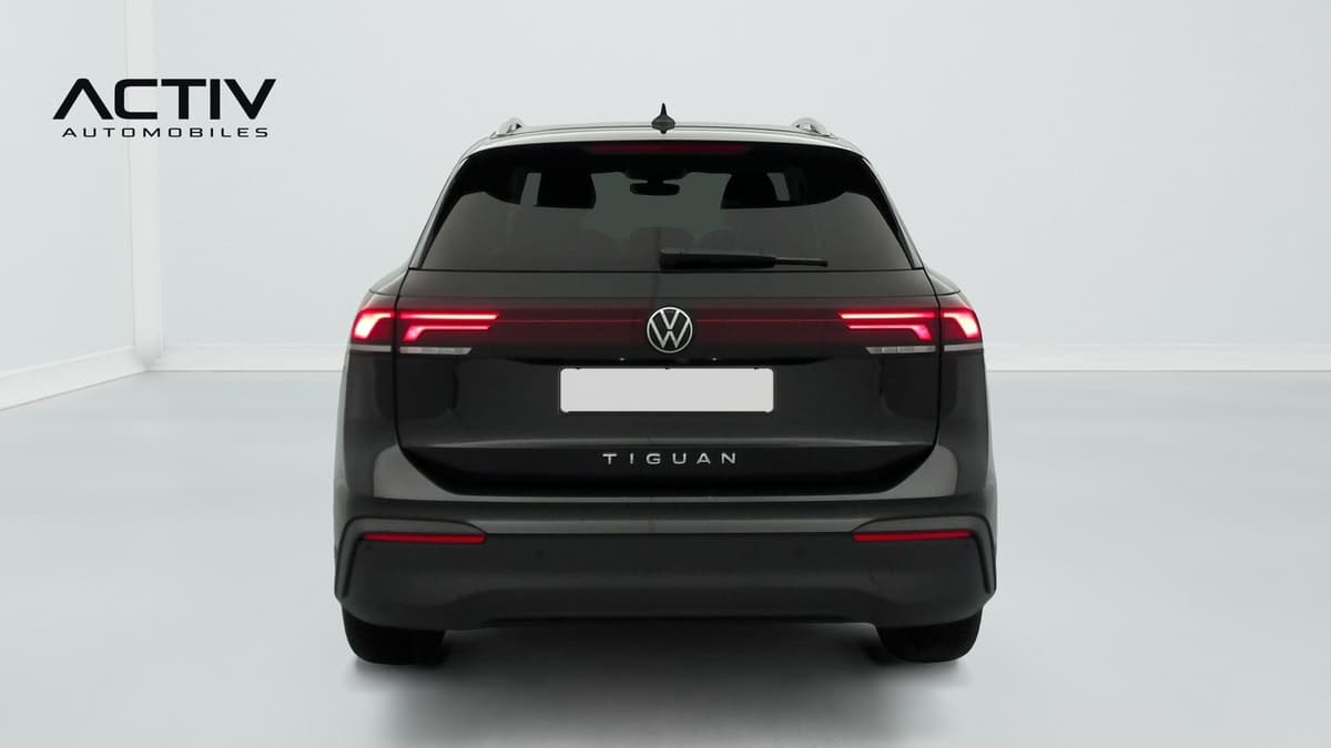 Volkswagen Tiguan : face arrière avec feux à LED reliés par une barre lumineuse et rampes de toit