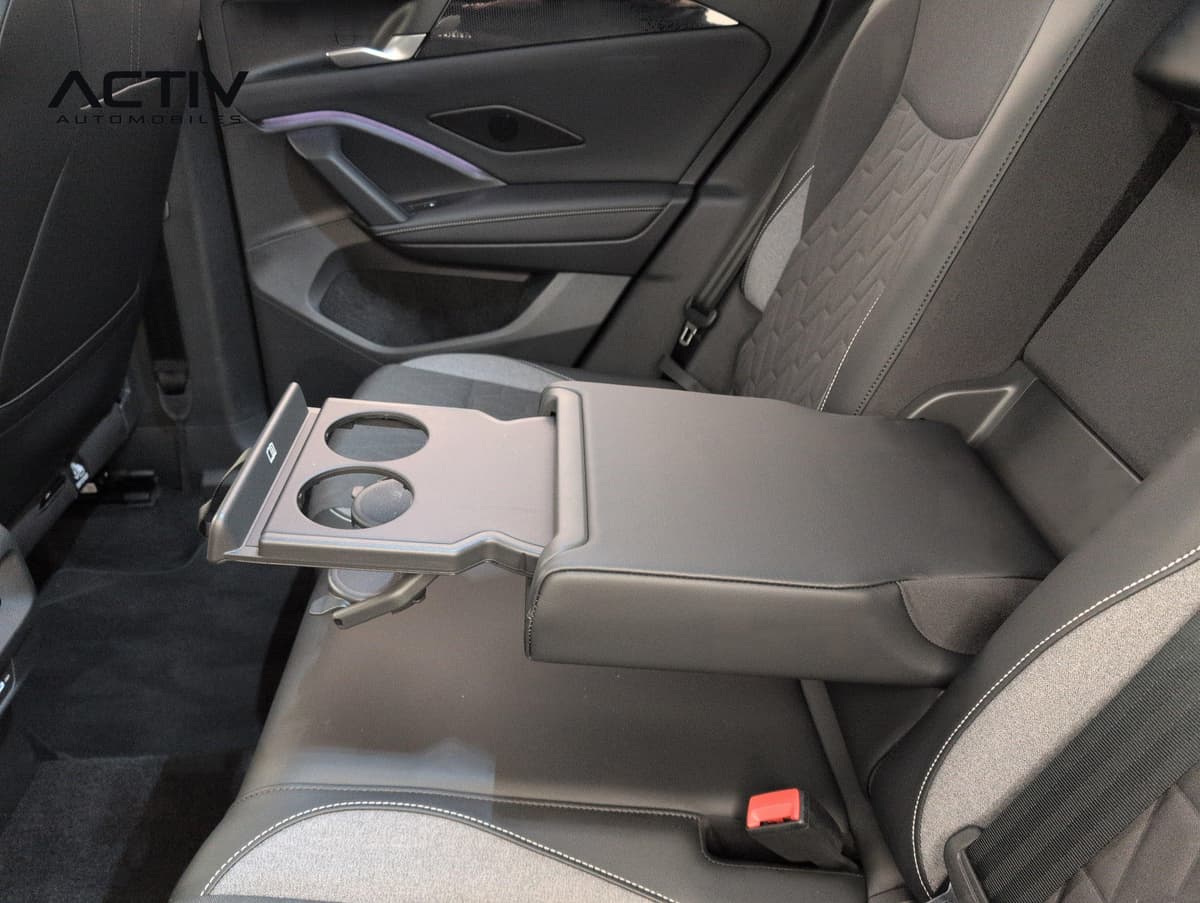 Volkswagen Tiguan : accoudoir central arrière abaissé avec porte-gobelets sorti