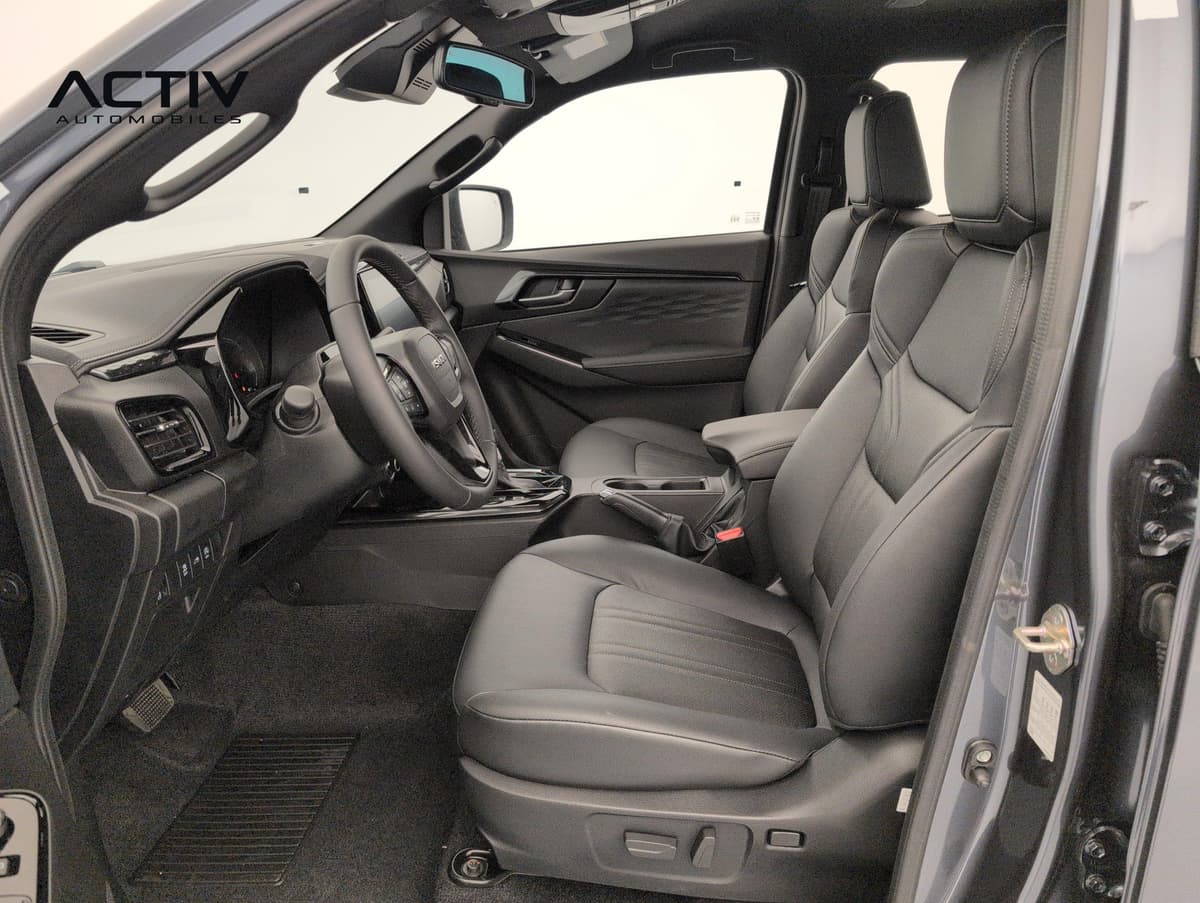 Isuzu D-MAX : habitacle avant côté conducteur avec sièges en cuir noir et volant