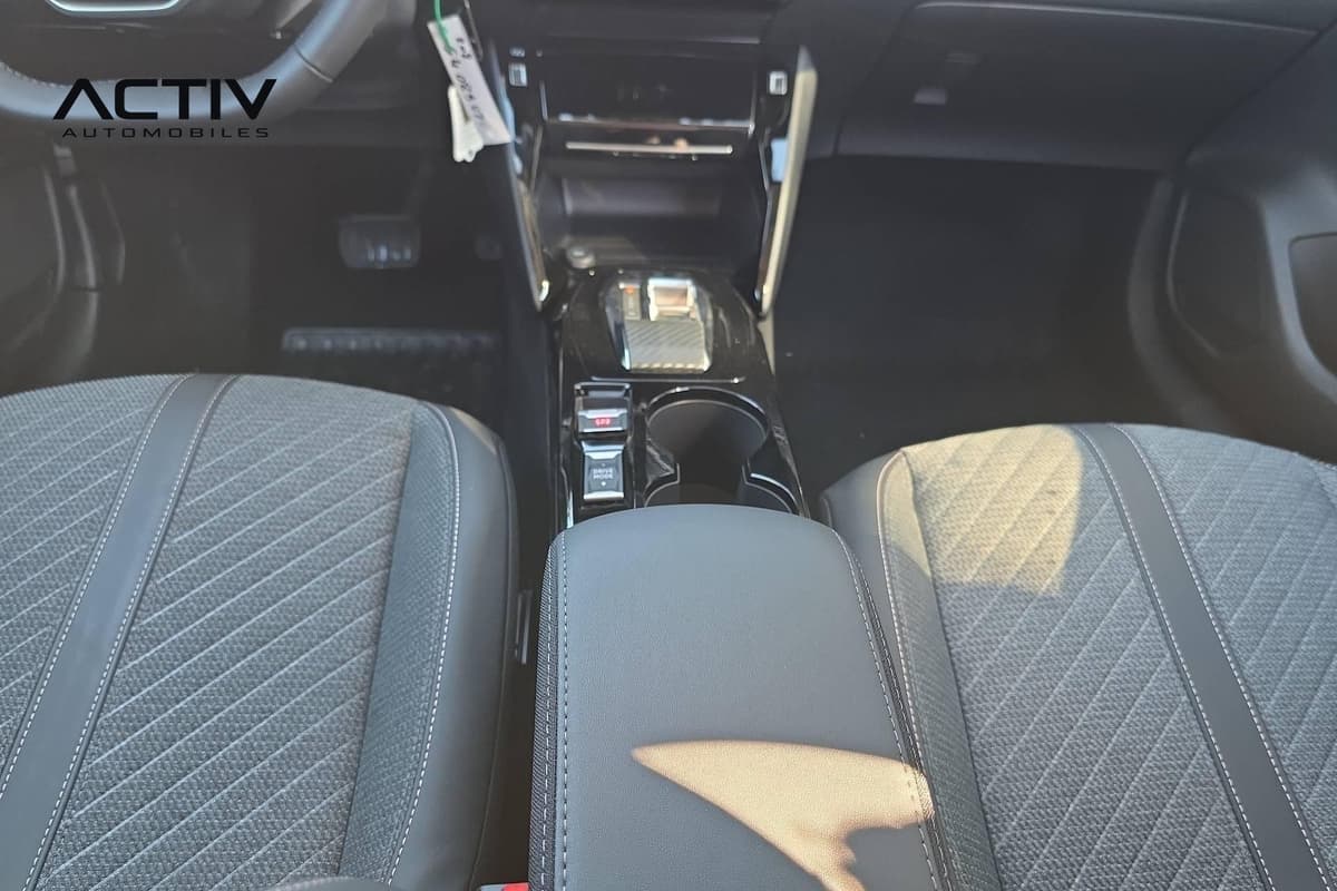 Peugeot 208 : console centrale avec levier de vitesses, porte-gobelets et accoudoir entre les sièges