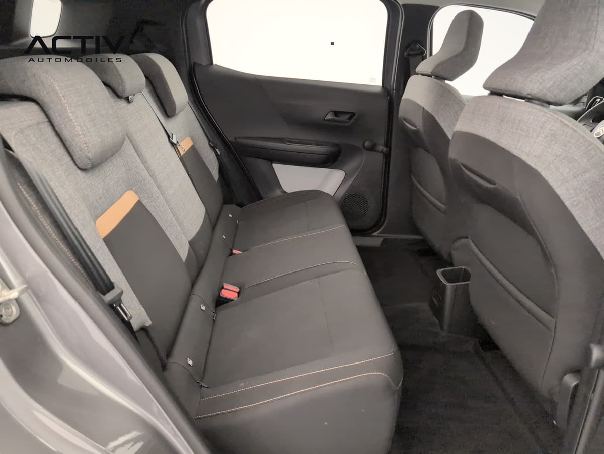 Citroën E-C3 Aircross : banquette arrière en tissu gris et noir vue par la portière ouverte