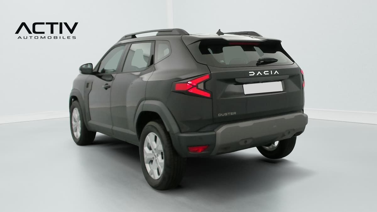 Dacia Duster : arrière trois quarts gauche avec barres de toit et feux arrière à LED