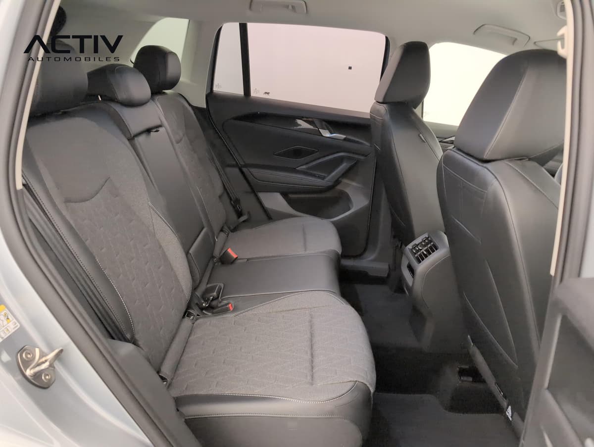 Volkswagen Tiguan : banquette arrière en tissu gris et noir vue par la portière ouverte