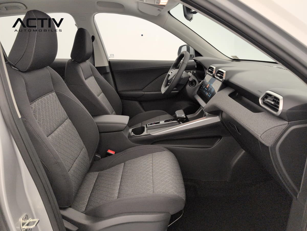 Mg ZS : sièges avant en tissu avec accoudoir central, écran tactile et levier de vitesses