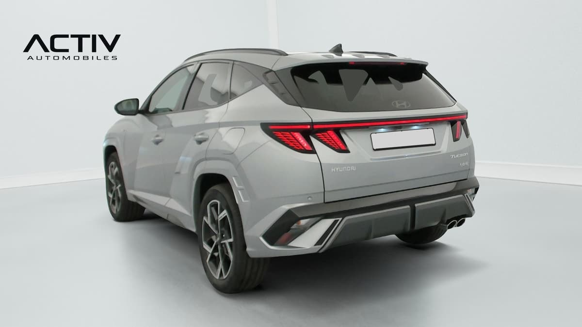 Hyundai Tucson : véhicule vu de l'arrière trois quarts gauche, avec feux à LED et jantes alliage
