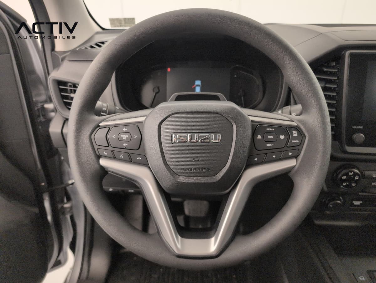 Isuzu D-MAX : volant avec commandes intégrées devant le combiné d'instruments