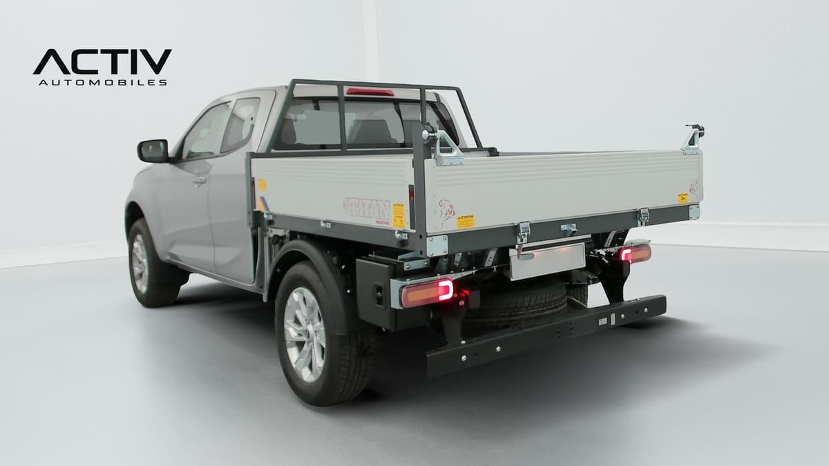 Isuzu D-MAX : arrière trois quarts gauche avec plateau ridelles aluminium et jantes alliage
