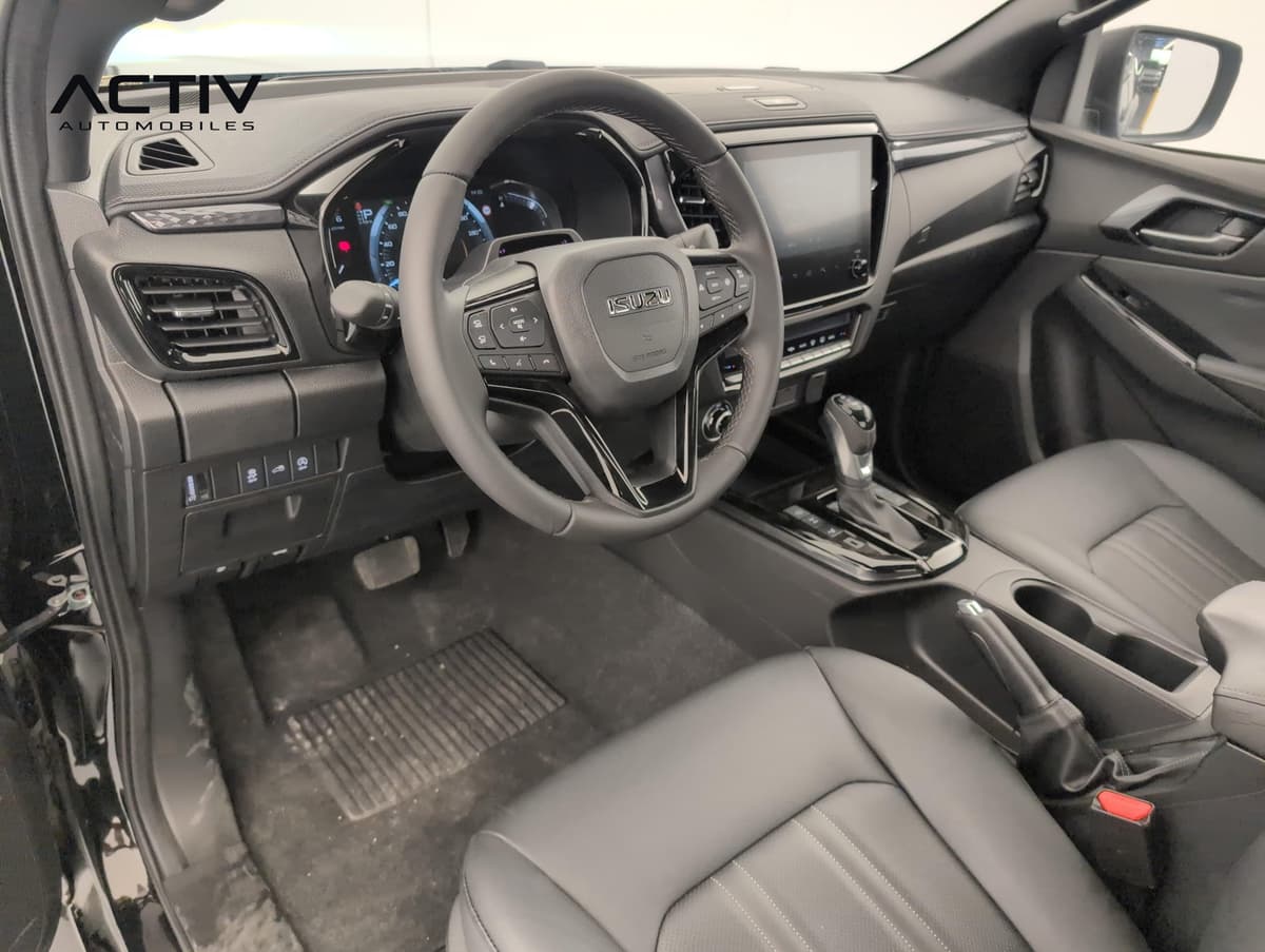 Isuzu D-MAX : habitacle avant côté conducteur avec volant, écran tactile et levier automatique