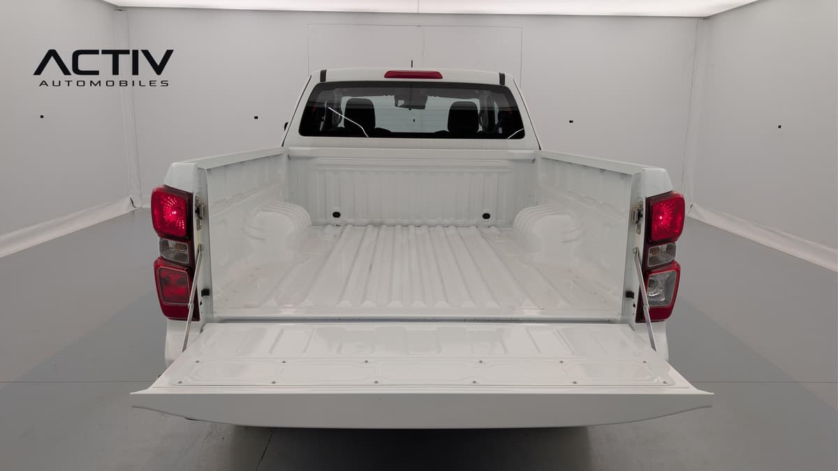 Isuzu D-MAX : plateau de chargement blanc avec hayon abaissé, vu de l'arrière