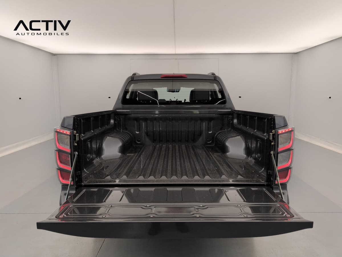 Isuzu D-MAX : plateau de pick-up vu de l'arrière, hayon rabattu et bac noir