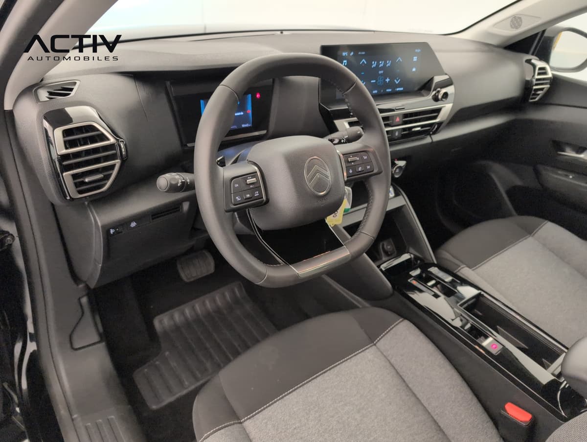 Citroën C4 : poste de conduite avec volant, écran tactile et sièges avant en tissu gris
