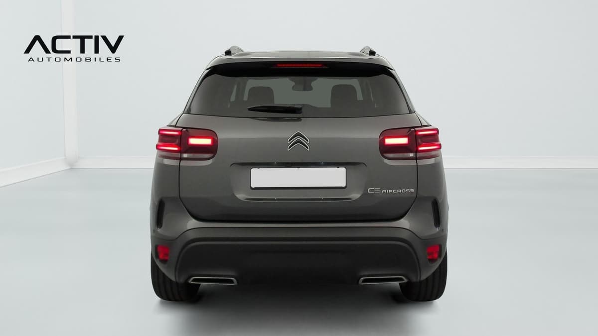 Citroën C5 Aircross : face arrière avec feux allumés, barres de toit et double sortie d'échappement