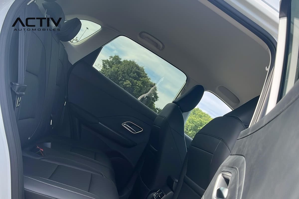 Mg ZS : places arrière en similicuir noir vues par la portière ouverte