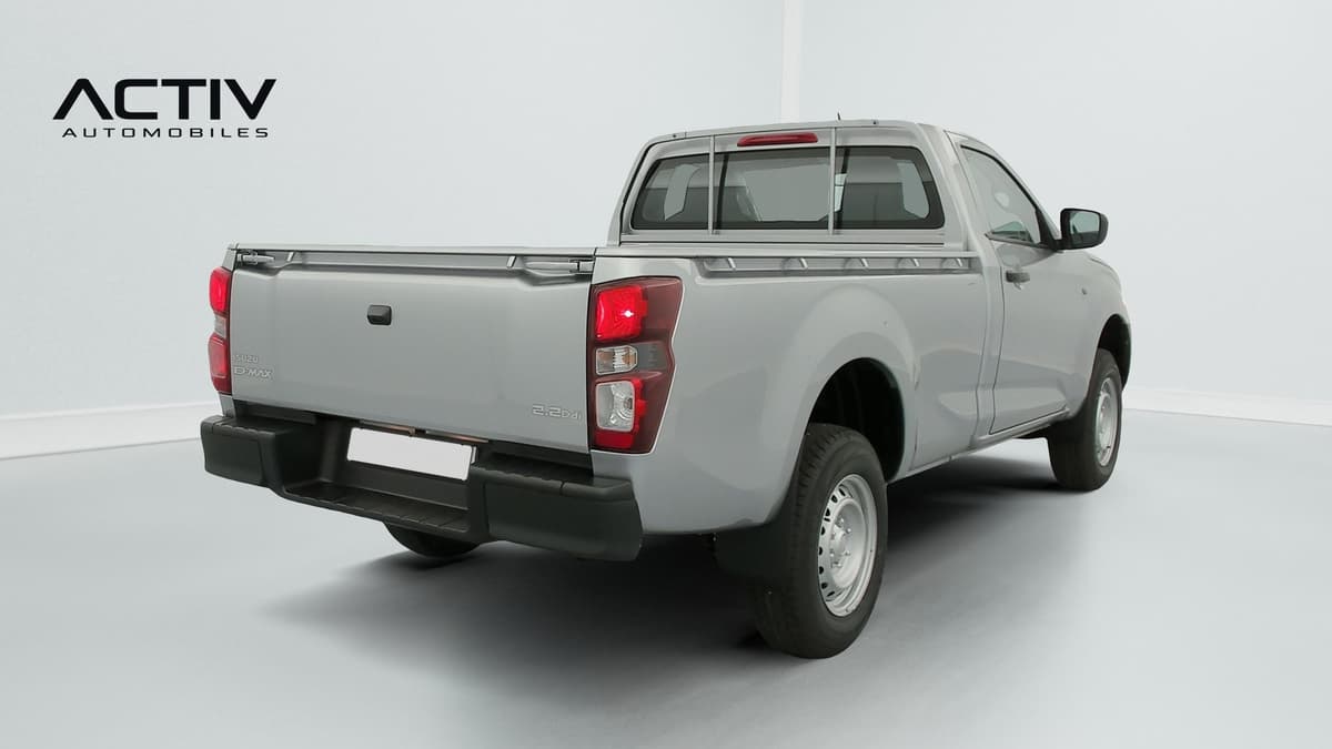Isuzu D-MAX : arrière trois quarts droit du pick-up gris avec plateau et jantes acier