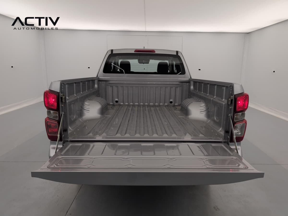 Isuzu D-MAX : plateau de chargement vide avec hayon rabattu, vu de l'arrière