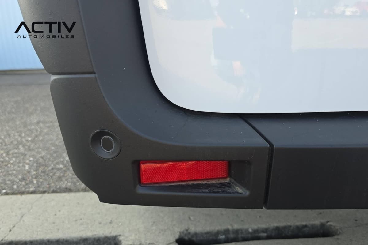 Renault Master Fourgon : angle de pare-chocs arrière noir avec catadioptre rouge et capteur de stationnement