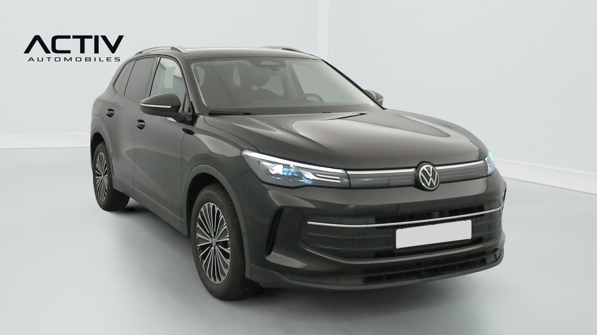 Volkswagen Tiguan : SUV noir vu de l'avant côté droit, avec jantes alliage et barres de toit
