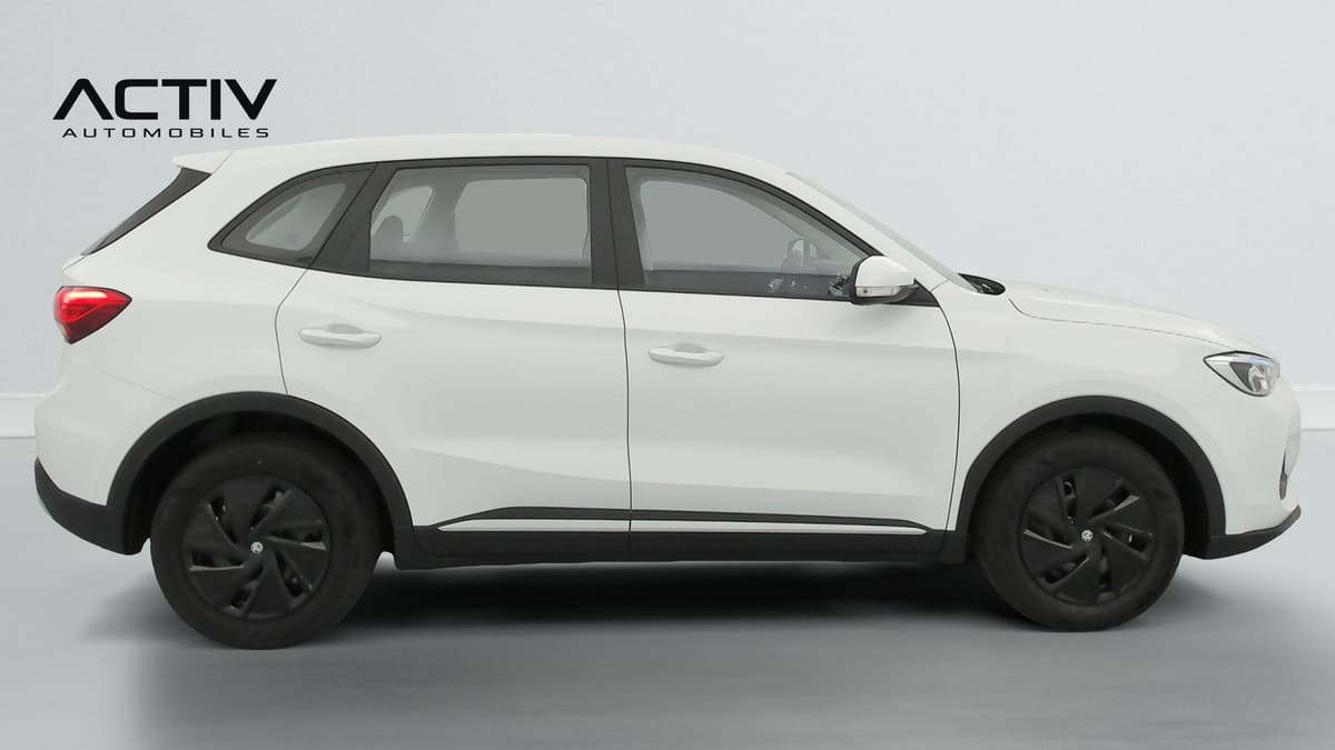 Mg ZS : profil droit d'un SUV blanc avec jantes acier noires et enjoliveurs