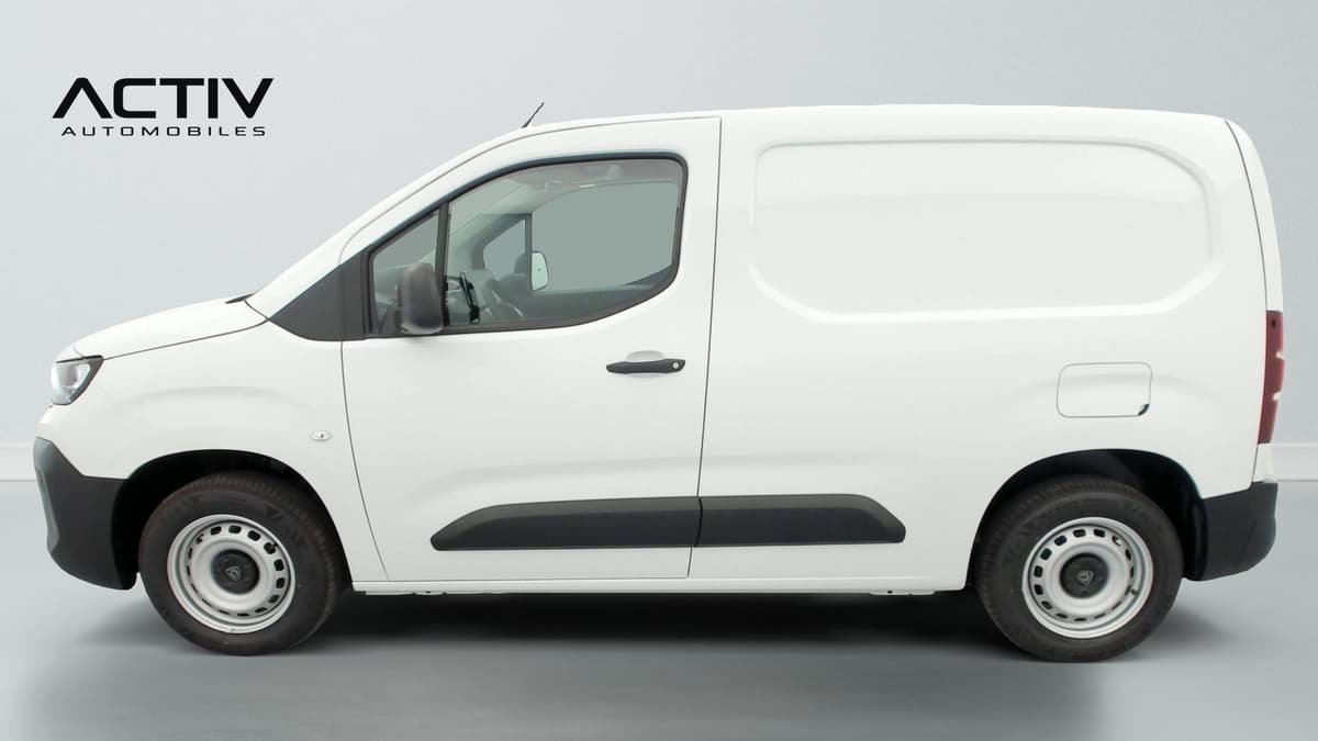 Peugeot Partner Fourgon : profil gauche du fourgon blanc avec jantes tôle grises et rétroviseur