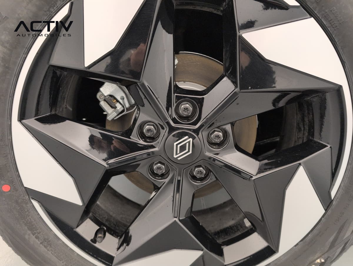 Renault Captur : jante aluminium noire à cinq branches avec disque de frein visible