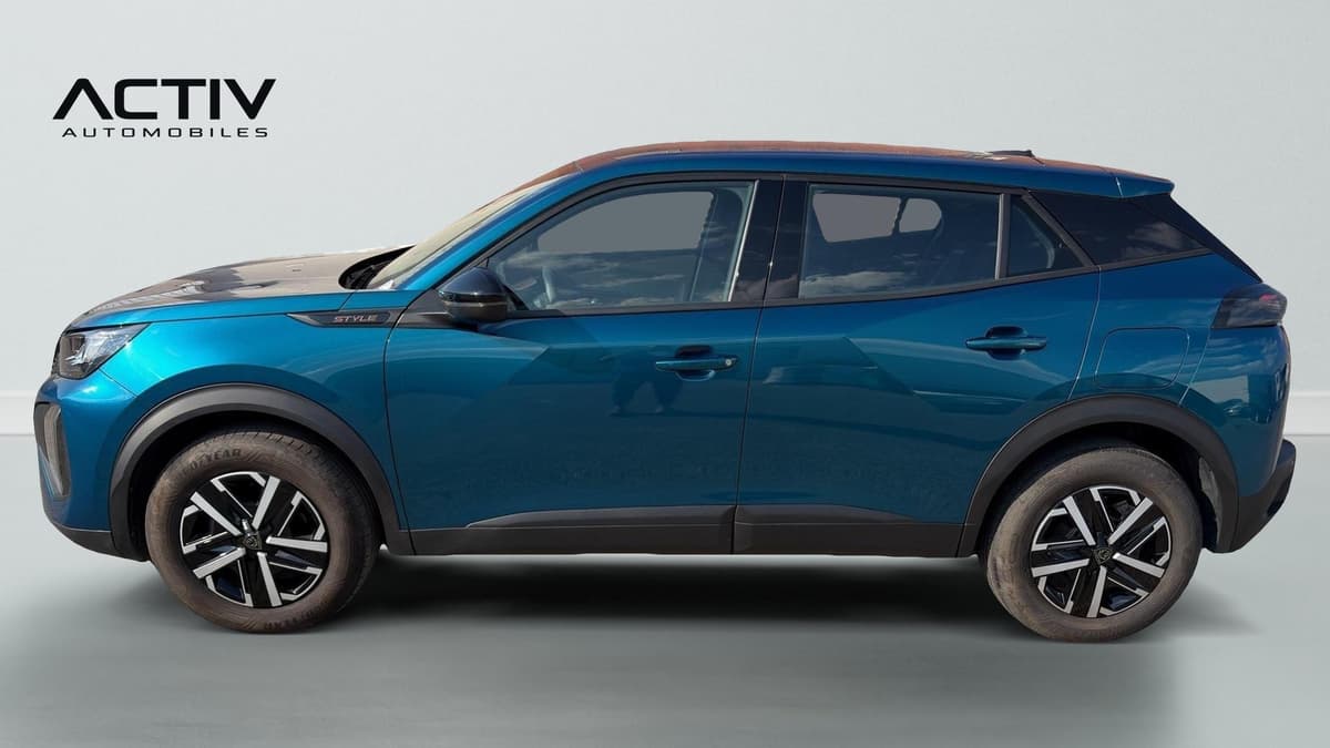 Peugeot 2008 : profil gauche d'un SUV bleu avec protections latérales noires et jantes bicolores