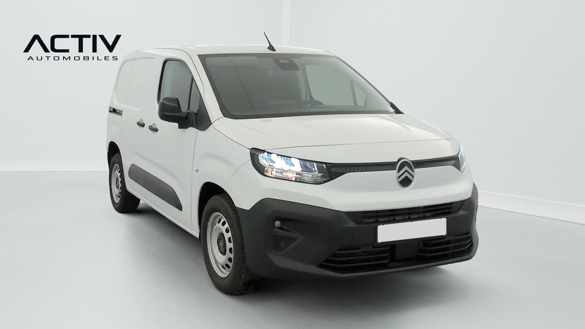 Citroën Berlingo Van : utilitaire blanc vu de trois quarts avant droit, jantes tôle et rétroviseur noir