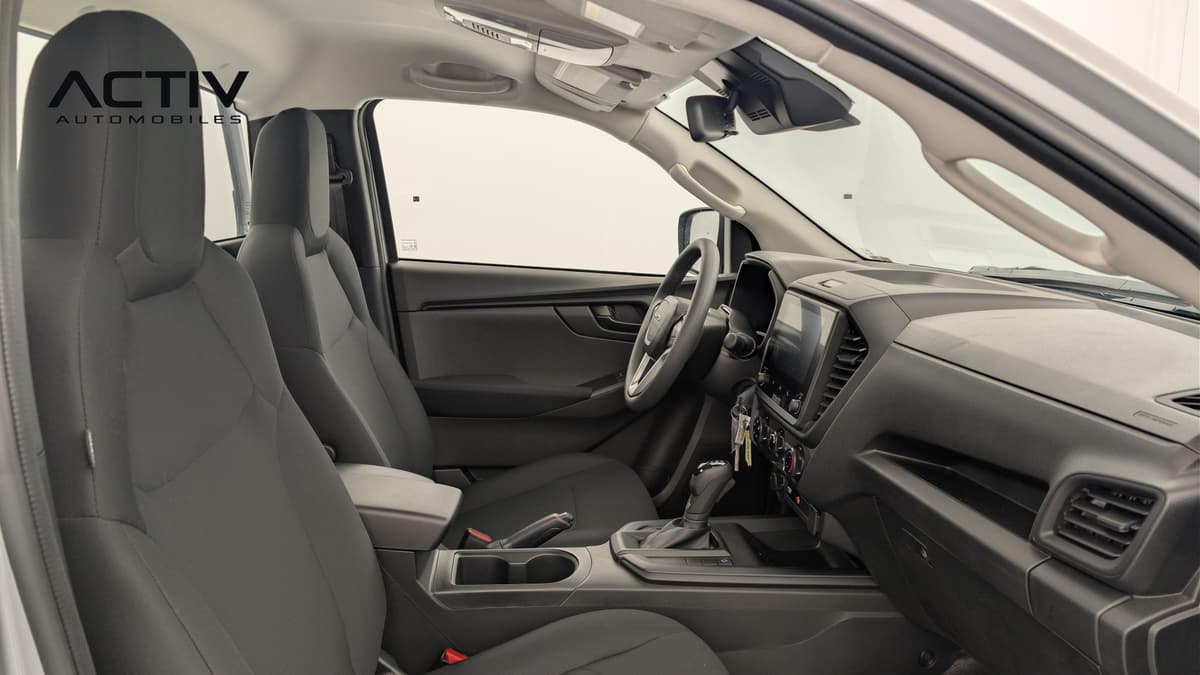Isuzu D-MAX : habitacle avant côté passager avec sièges en tissu gris foncé et levier automatique