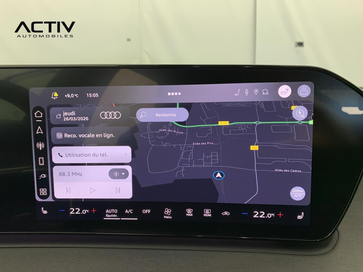 Audi Q3 Sportback Hybride : écran central tactile avec cartographie, radio et commandes de climatisation