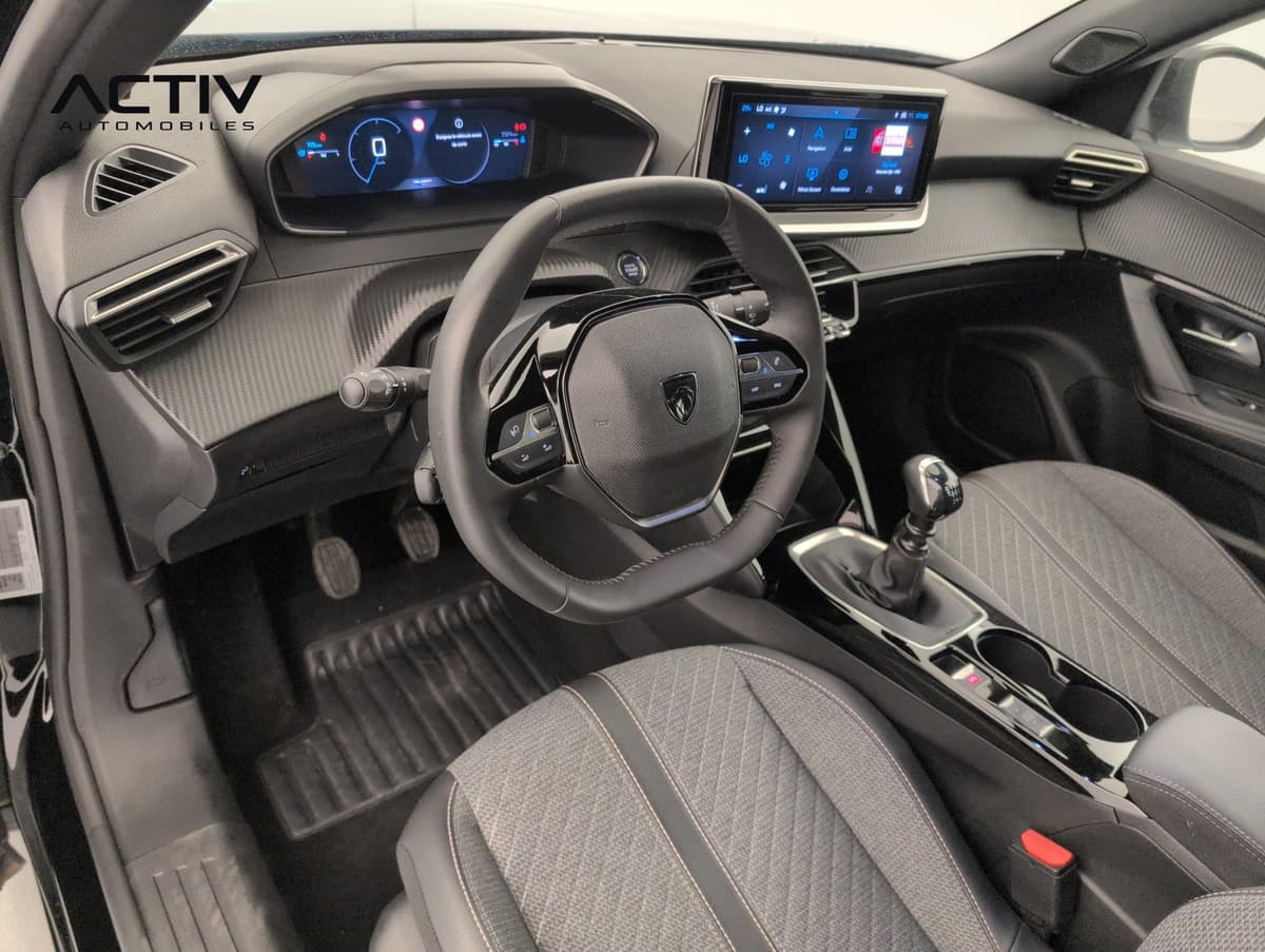 Peugeot 2008 : poste de conduite avec volant compact, écran tactile et levier de vitesses manuel