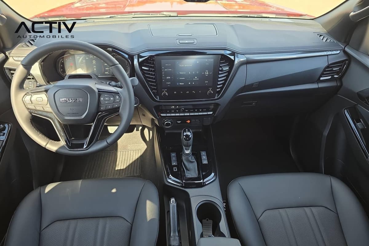 Isuzu D-MAX : planche de bord avec écran tactile, volant multifonction et levier automatique